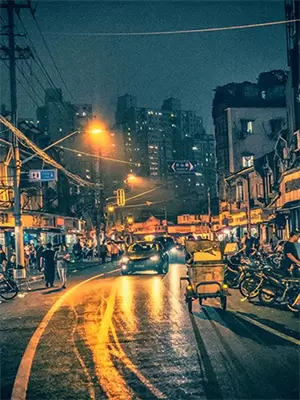 被窗户关住的月亮配图